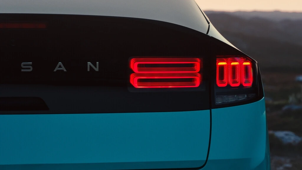 Striking rear lighting